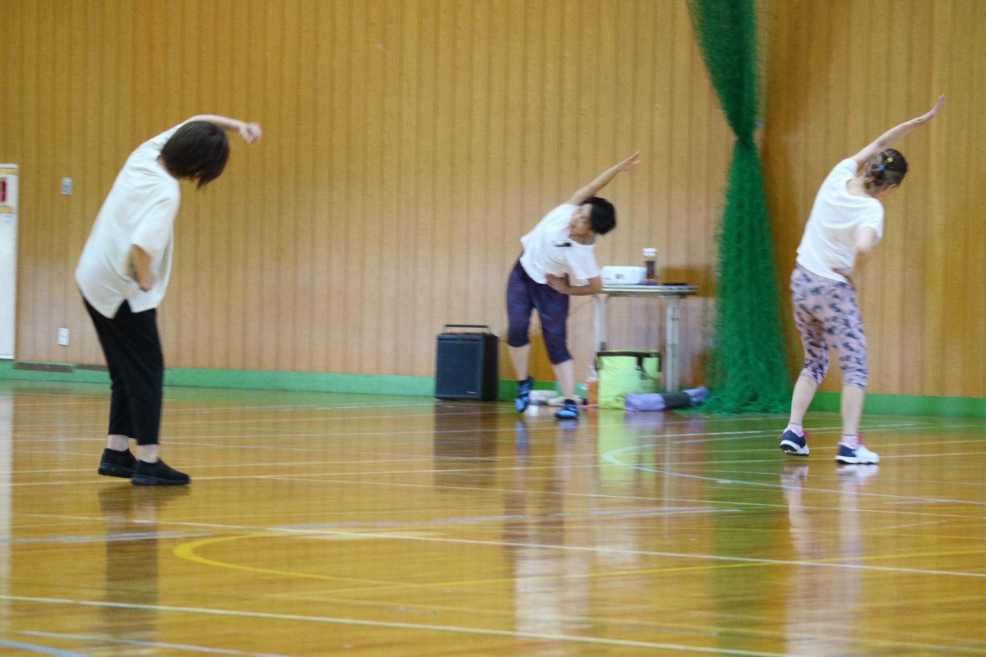 エアロビクスをする参加者の写真一