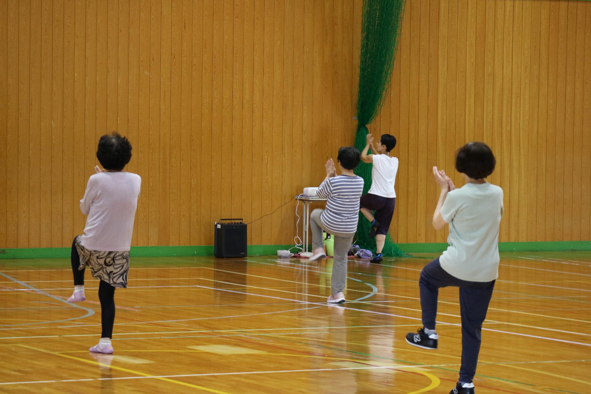 エアロビクスをする参加者二