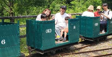 鉱山電車から「ハイ、ポーズ」