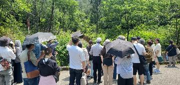煙突を見上げるカラミめぐり参加者たち