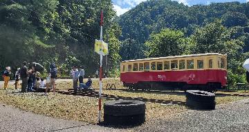 鉱山電車の乗降場付近とキハ3