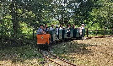 鉱山電車（6号車、8号車、9号車とNo.1機関車 ）