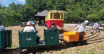 走る鉱山電車（No.1機関車）とキハ3