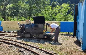 鉱山電車の整備をする様子
