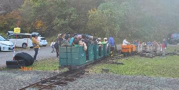 ポッポ汽車展示館の鉱山電車の体験乗車の様子