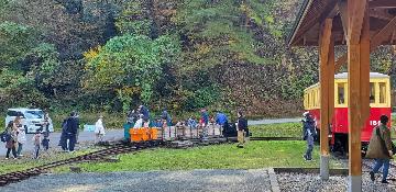 ポッポ汽車展示館の鉱山電車の体験乗車の様子