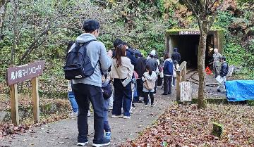 マインロード前で乗車の順番を待つ人たち