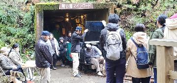 マインロードトロッコから降りる様子