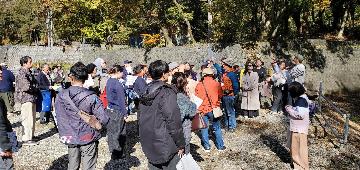 四ツ目さんの説明に聞き入る参加者たち