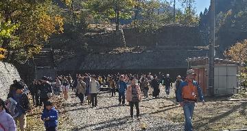 かつての供給所付近を歩く参加者たち。先頭は四ツ目さん