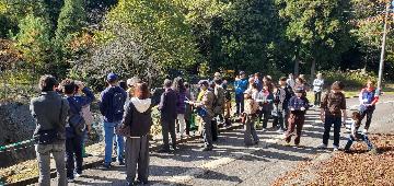 尾小屋の旧中心街を見学する様子