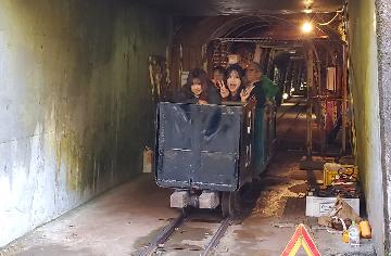 トロッコが坑道から出てきたところ