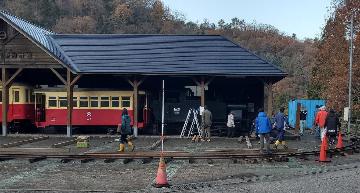 雪囲い設置作業開始直後の様子