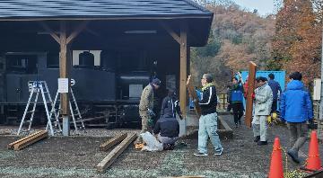 倉庫から出した板を指定位置まで運ぶ様子