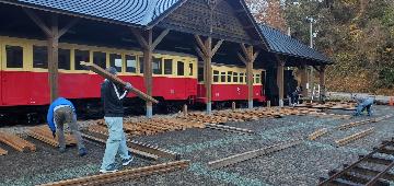 板がどんどん並べられていく様子