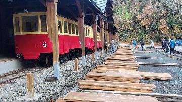 取り付け場所の前に板がずらりと並んだ様子