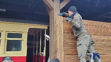 建屋のに固定するため金具を取り付ける様子