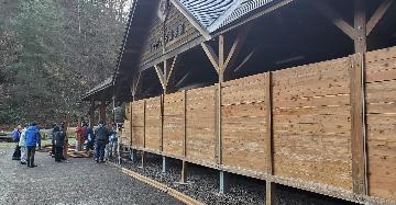 雪囲いの設置が終わりそうなところ