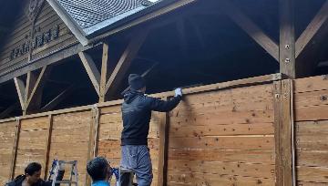 最上段の木材を固定する様子