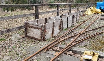 土台からはずされた木製の箱の部分