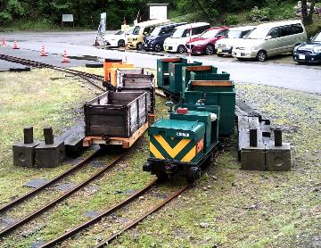 2編成の鉱山電車が並ぶ乗車位置
