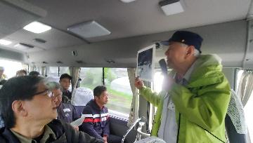 尾小屋鉄道廃線ツアーのバス内の様子