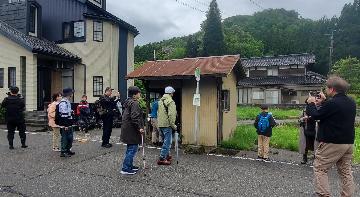 波佐羅停留場の駅舎が移設されてバス停となっている