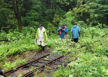 残っている線路をたどりながら転車台へ向かう