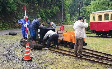 鉱石気分を味わえる21号鉱車に乗り込む様子