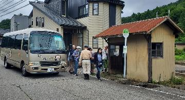 尾小屋鉄道廃線ツアーで塩原駅舎を訪ねる様子
