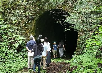 目の前に現れたトンネルに気分が上がる参加者たち（廃線ツアー）