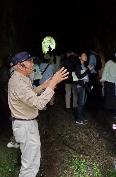トンネルの中で説明を聞く参加者