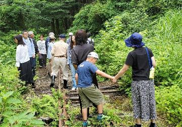 尾小屋駅跡を見学する様子（廃線ツアー）
