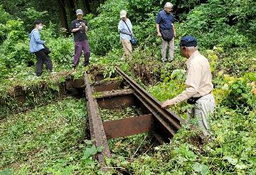 尾小屋駅跡に残る転車台を見学する様子（廃線ツアー）