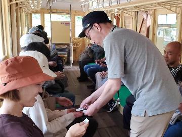 キハ3に乗車する人に硬券を配る車掌