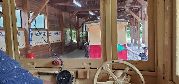 手旗誘導で建屋に入るキハ3（運転席からの眺め）