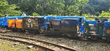 運行が終わり、片づけられる鉱山電車