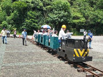 走る鉱山電車