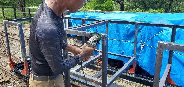 下地塗装前の研磨作業の様子