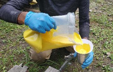 塗料をエアブラシにセットしているところ