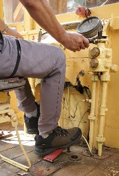 運転士の手元、足元（＝キハ3）