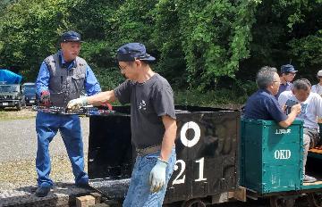 21号車の乗り込み口を開ける様子