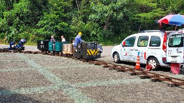 電動機関車（＝トロッコ）の乗車体験の様子