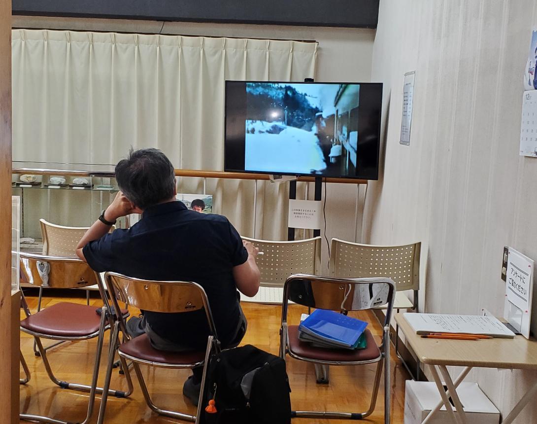 尾小屋鉄道の古い映像の上映の様子