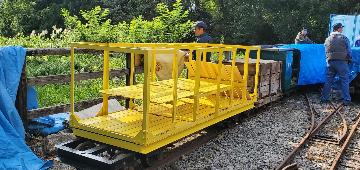 塗装を終えた側板を載せたボギー人車