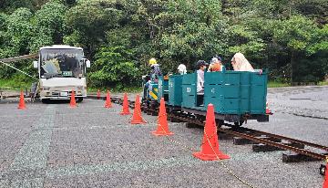 鉱山電車（トロッコ）の乗車体験の様子