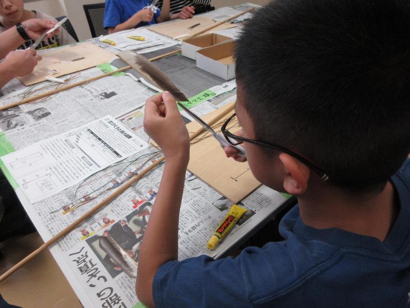 矢づくり体験の様子 矢羽をカットしている様子