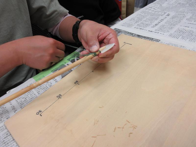 石鏃を取り付ける様子