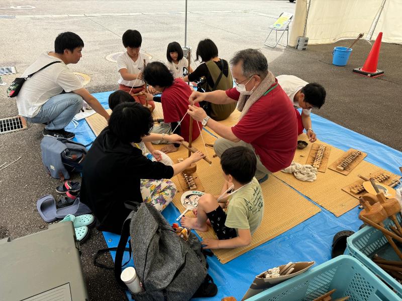 火おこし体験をしている様子