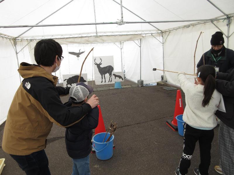 弓矢体験の様子